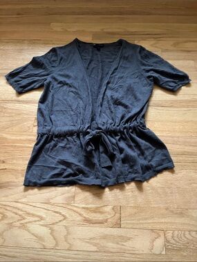 GAP Short Sleeve Tie-Waist V-Neck Top — Charcoal